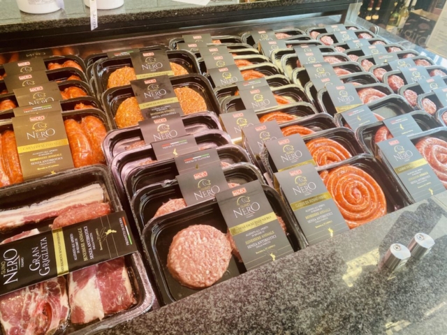 Arrivages de porc noir de Calabria élevage en pleine air et sans antibiotiques